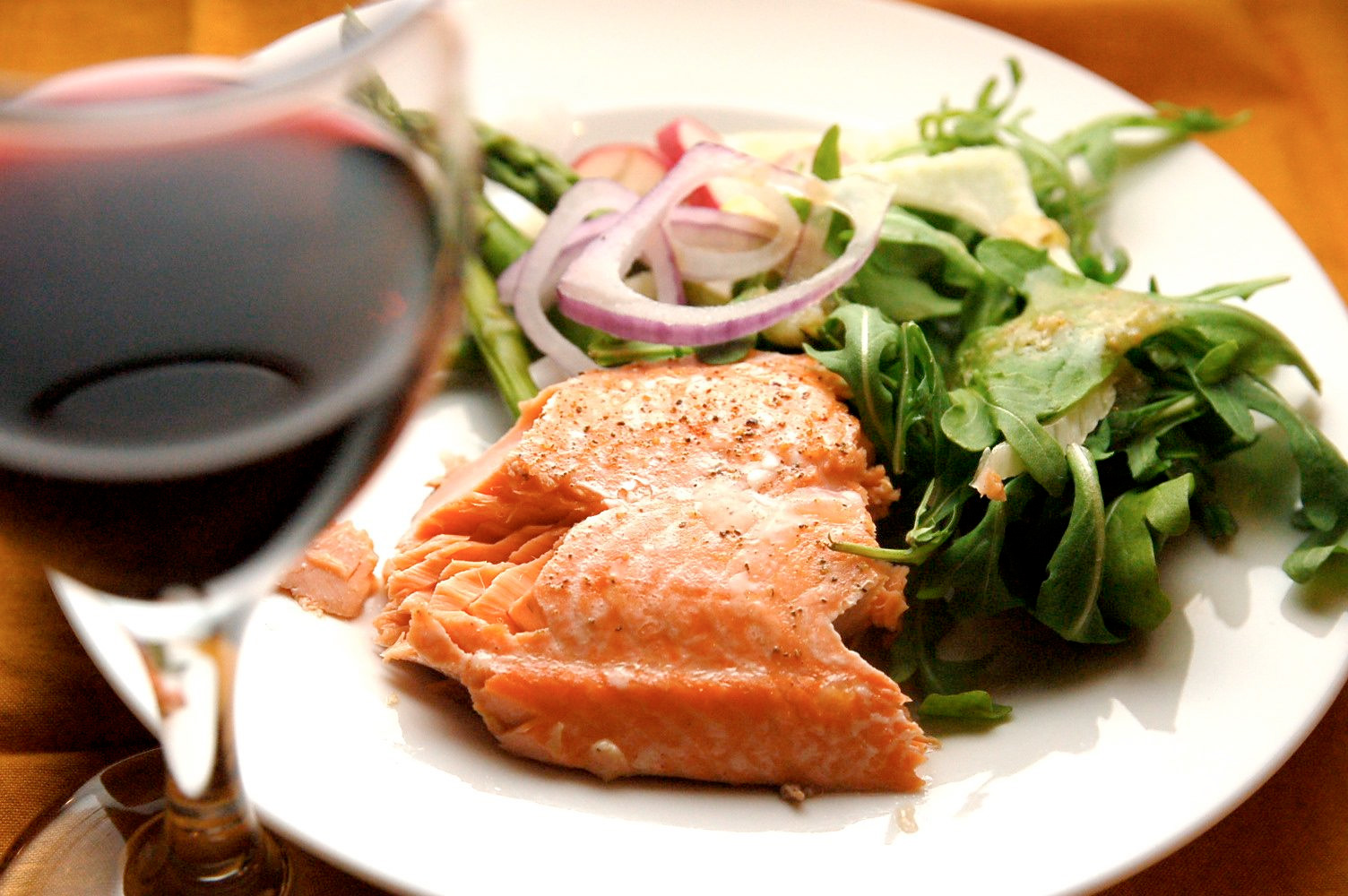 Жирный ужин. Рыба на ужин. Красная рыба с салатом и вином. Семга с вином. Стейк и вино.